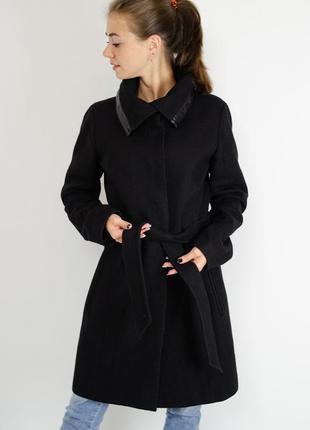 Just female преміум чорне пальто з вовни з високим коміром-стійкою, поясом і кишенями
