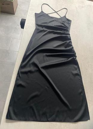 Черное шелковое платье с разрезом5 фото