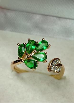 Классная позолоченная кольца с зелеными фианитами и белыми цирконами 😍😍😍 размер регулируется 16.5-18, разъемная💥
