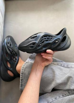 Летние чёрные шлёпанцы сандали adidas foam runner чорні жіночі шльопанці сандалі adidas foam runner тапочки адідас фоам6 фото