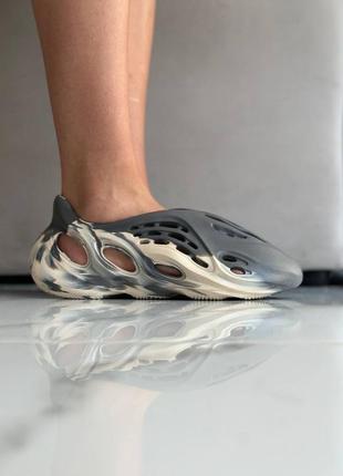 Летние серые шлёпанцы тапочки adidas foam runner унисекс шлёпанцы адидас літні шльопанці adidas foam runner2 фото