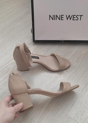 Шкіряні босоніжки бежеві низький широкий каблук nine west1 фото