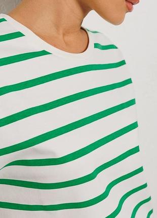 Укорочена жіноча футболка oversize молочна в смужку2 фото