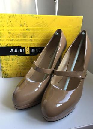 Кожаные лаковые бежевые телесные  туфли antonio biaggi 40 размер