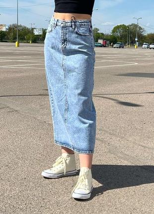 Женская джинсовая длинная голубая юбка на пуговицах
