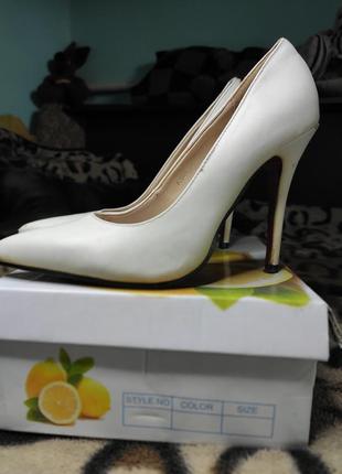 Мешты, босоножки, шлепанцы