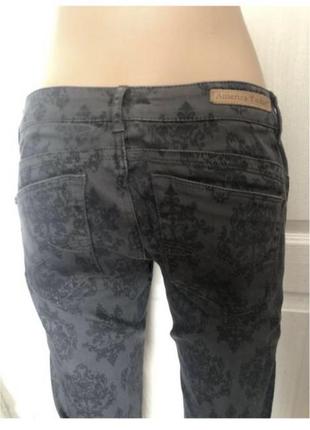 Крутые серые брендовые джинсы скинни с принтом узором вензели2 фото