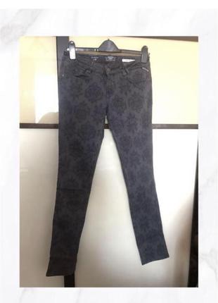 Крутые серые брендовые джинсы скинни с принтом узором вензели5 фото