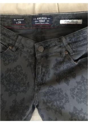 Крутые серые брендовые джинсы скинни с принтом узором вензели7 фото