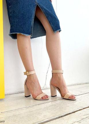 Стильные кожаные женские босоножки на каблуке  💛💙🏆2 фото