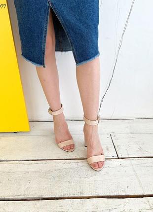 Стильные кожаные женские босоножки на каблуке  💛💙🏆5 фото