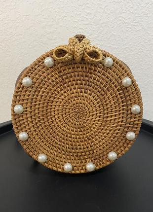 Балийская соломенная круглая сумка с декором1 фото