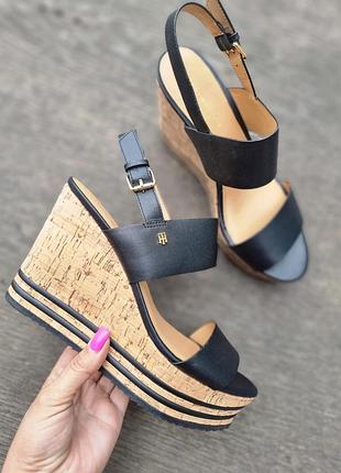 Босоніжки на танкетці  tommy hilfiger us9.5-40-26cm