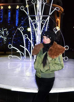 Чорна шапка з пісковим бубоном і напуском ugg9 фото