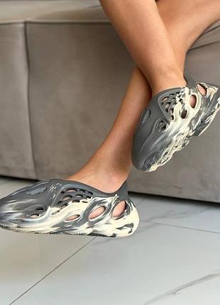 Жіночі кросівки літні піна foam runner grey beige