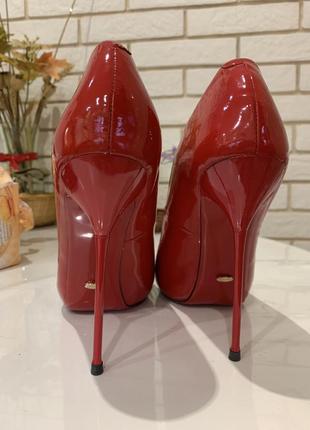 Червоні туфлі