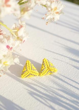 Желтые треугольные серьги гвоздики из японского бисера miyuki delica