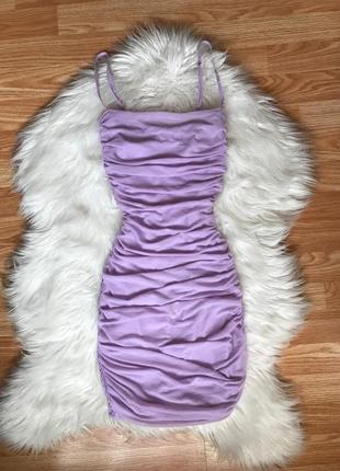 Нежно фиолетовое платье в сборку в обтяжку