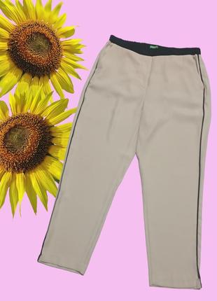 Брюки в спортивном стиле.