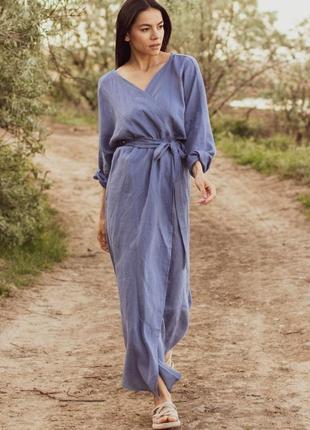 Голубое платье на запах с поясом в стиле кимоно из натурального льна