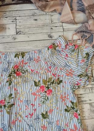 Легкое летнее платье со спущенными плечами в полоску в цветы tu6 фото