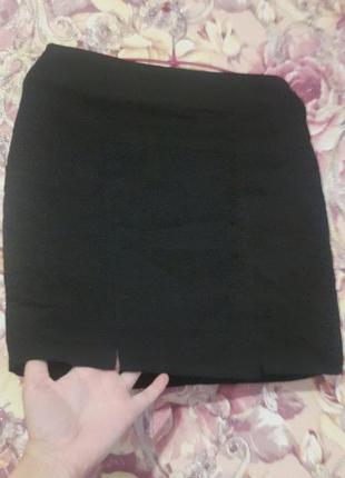 Черная юбка с разрезами спереди