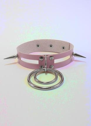 Розовый чокер с двумя шипами и кольцом