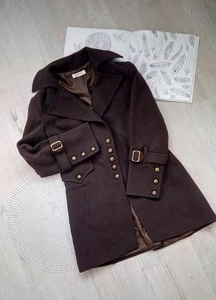 Пальто коричневое короткое с металличискими пуговицами интересного кроя s