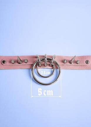 Розовый чокер с металлическими кольцами на скобах и шипами3 фото