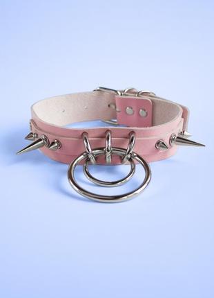 Розовый чокер с металлическими кольцами на скобах и шипами