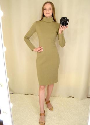 Платье женское теплое по колено на флисе с высоким горлом-стойкой. однотонное. 38 оливковый1 фото