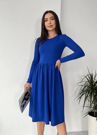 Женское трикотажное платье по колено с длинными рукавами и юбкой в сборку на талии. однотонное. синее