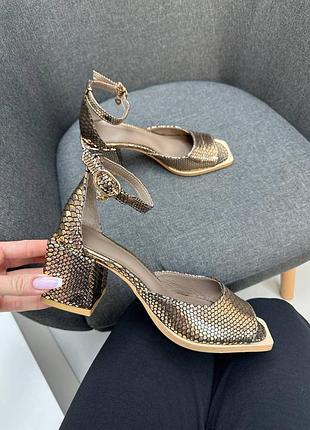 Золотистые блестящие кожаные босоножки с квадратным каблуком