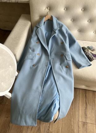 Голубое пальто оверсайз бренда zara