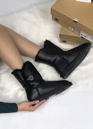 Шикарні жіночі шкіряні зимові уггі/ чоботи "ugg bailey button black" з хутром 😍7 фото