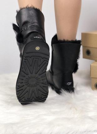 Шикарні жіночі шкіряні зимові уггі/ чоботи "ugg bailey button black" з хутром 😍3 фото