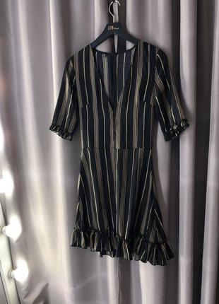 Платье в полоску с v-образным вырезом и оборкой parisian5 фото