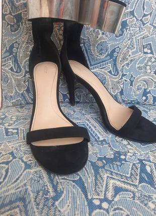 Чорні замшеві босоніжки туфлі сандалі з металевим ремінцем від zara 37р2 фото