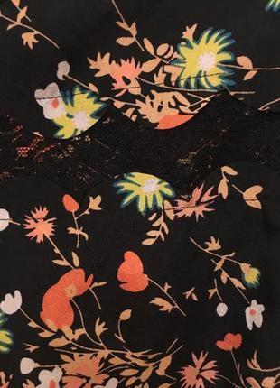 Очень красивая и стильная брендовая блузка в цветочках.4 фото
