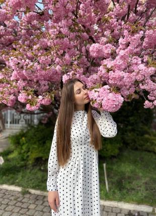Платье белое в горох