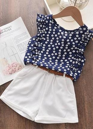 Літній комплект на дівчинку білі шорти та синя футболка принт квітковий  пояс у комплекті
