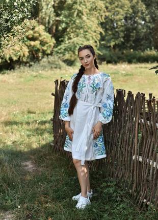 Біле вишите плаття з льону