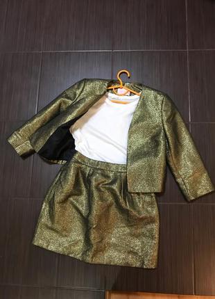 Стильный костюм юбка и пиджак золотого цвета2 фото