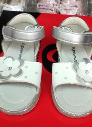 Босоножки сандалии для девочки с пяткой серебро, белые 21,232 фото
