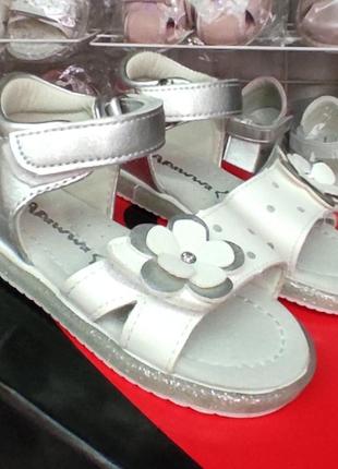 Босоножки сандалии для девочки с пяткой серебро, белые 21,234 фото