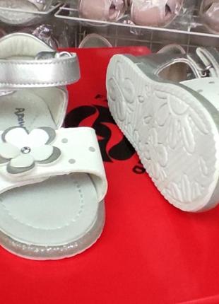 Босоножки сандалии для девочки с пяткой серебро, белые 21,235 фото