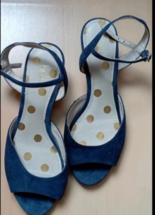 Гарні босоніжки на зручному каблуку