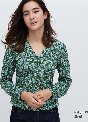 Зеленая блуза в цветы  uniqlo