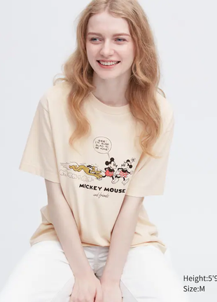 Футболка с графическим принтом disney beyond time ut uniqlo