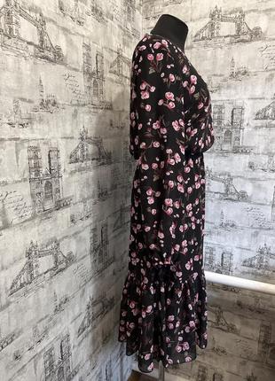 Черное платье в розовый цветок с рюшами2 фото